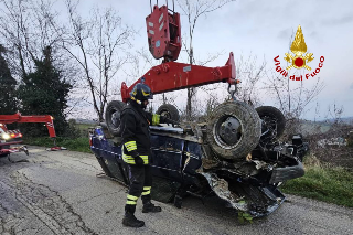 Grave incidente stradale a Rotella: auto precipita in una scarpata